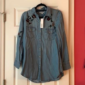 NWT BB Dakota Chambray Top with Embroidery